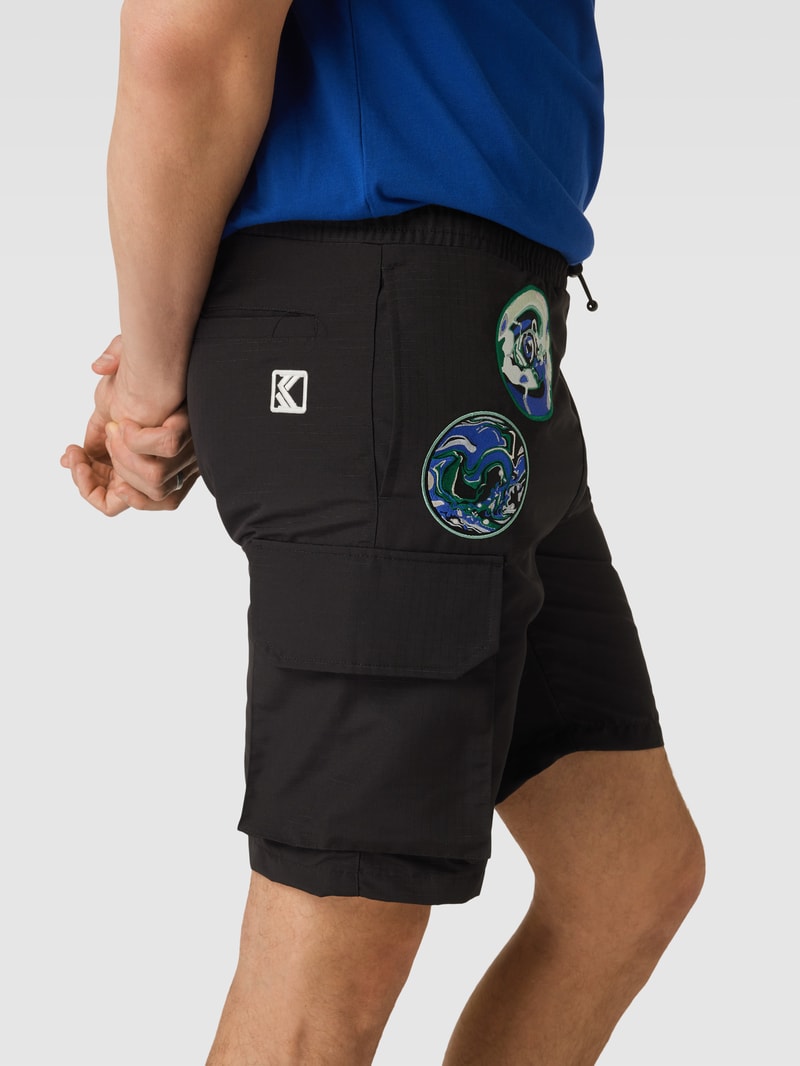 Shorts mit Cargotaschen Modell 'Retro Patched' in schwarz