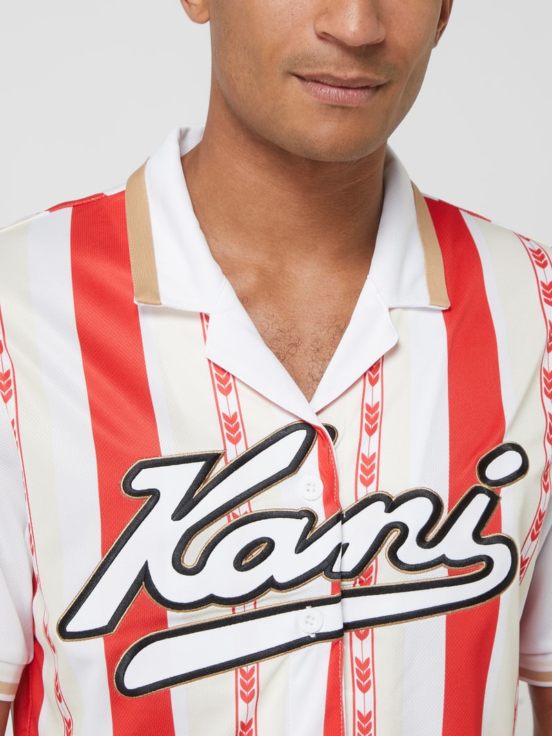 Baseballshirt mit Badges in rot