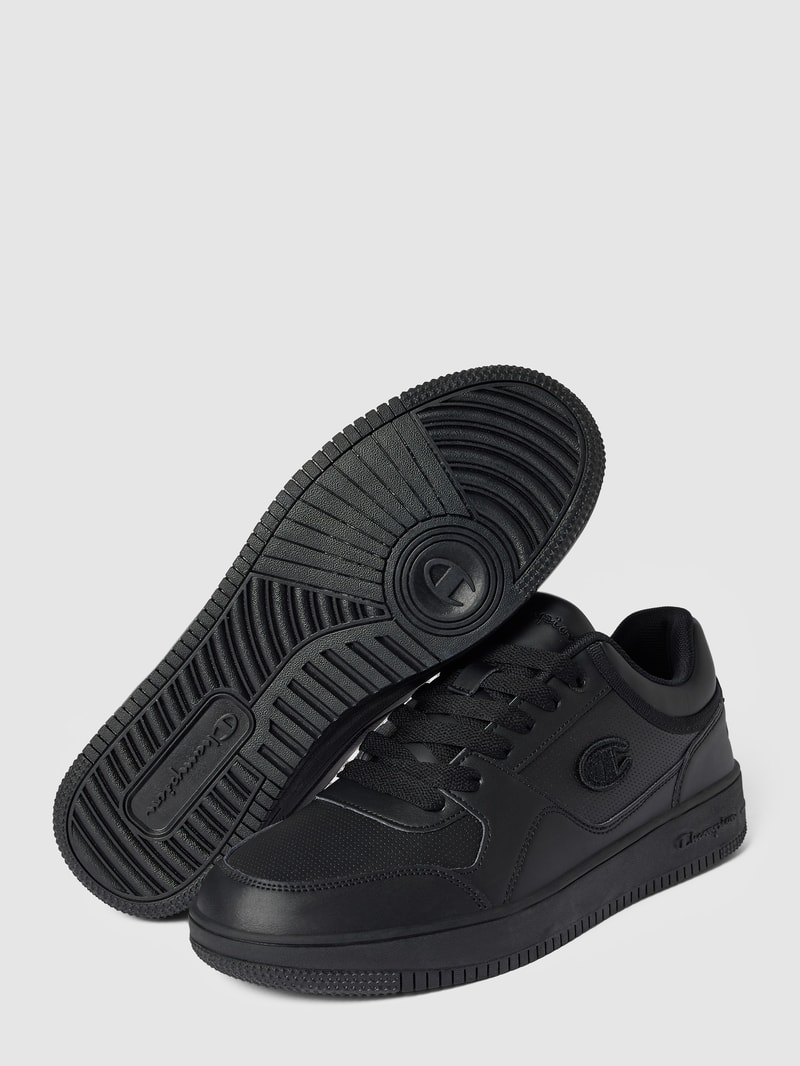 Sneaker mit Label-Detail in schwarz