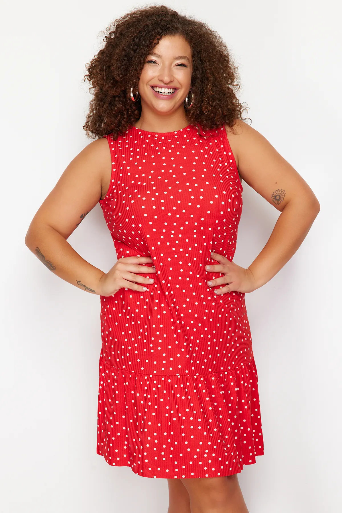 Trendyol Curve  Rotes, gepunktetes, ärmelloses, gerades Mini-Stretch-Strickkleid mit Volants und Volants TBSSS24AH00131