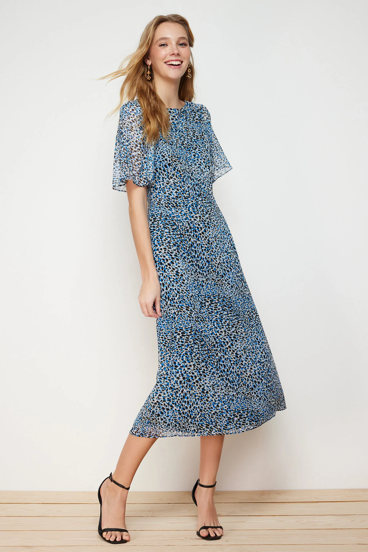 Trendyol Collection  Mehrfarbig gemustertes A-Linien-/Glockenform-Midi-gefüttertes Webkleid TWOSS23EL01372
