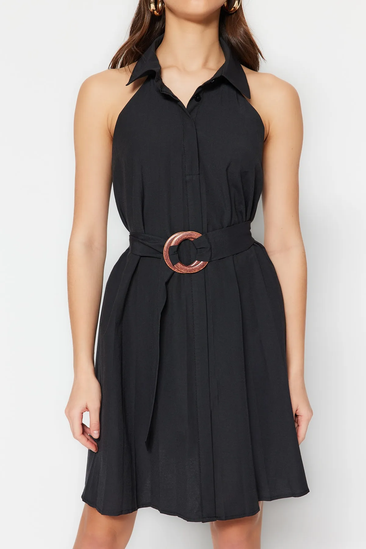 Trendyol Collection  Schwarzes, plissiertes Minikleid aus Baumwolle mit Gürtel TWOSS23EL00270