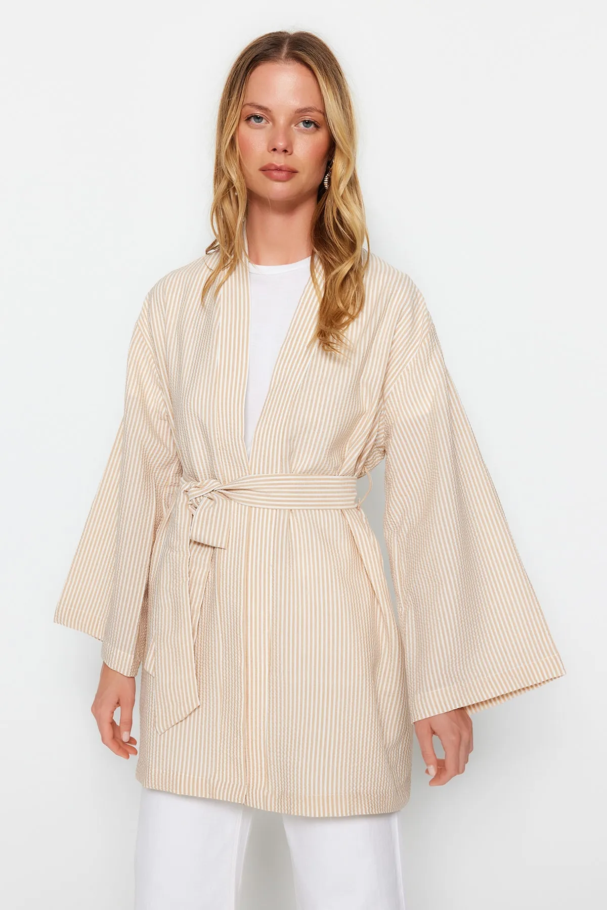 Trendyol Modest  Gestreifter Kimono und Kaftan aus gewebtem Seersucker mit Steingürtel und Gürtel TCTSS23KK00001