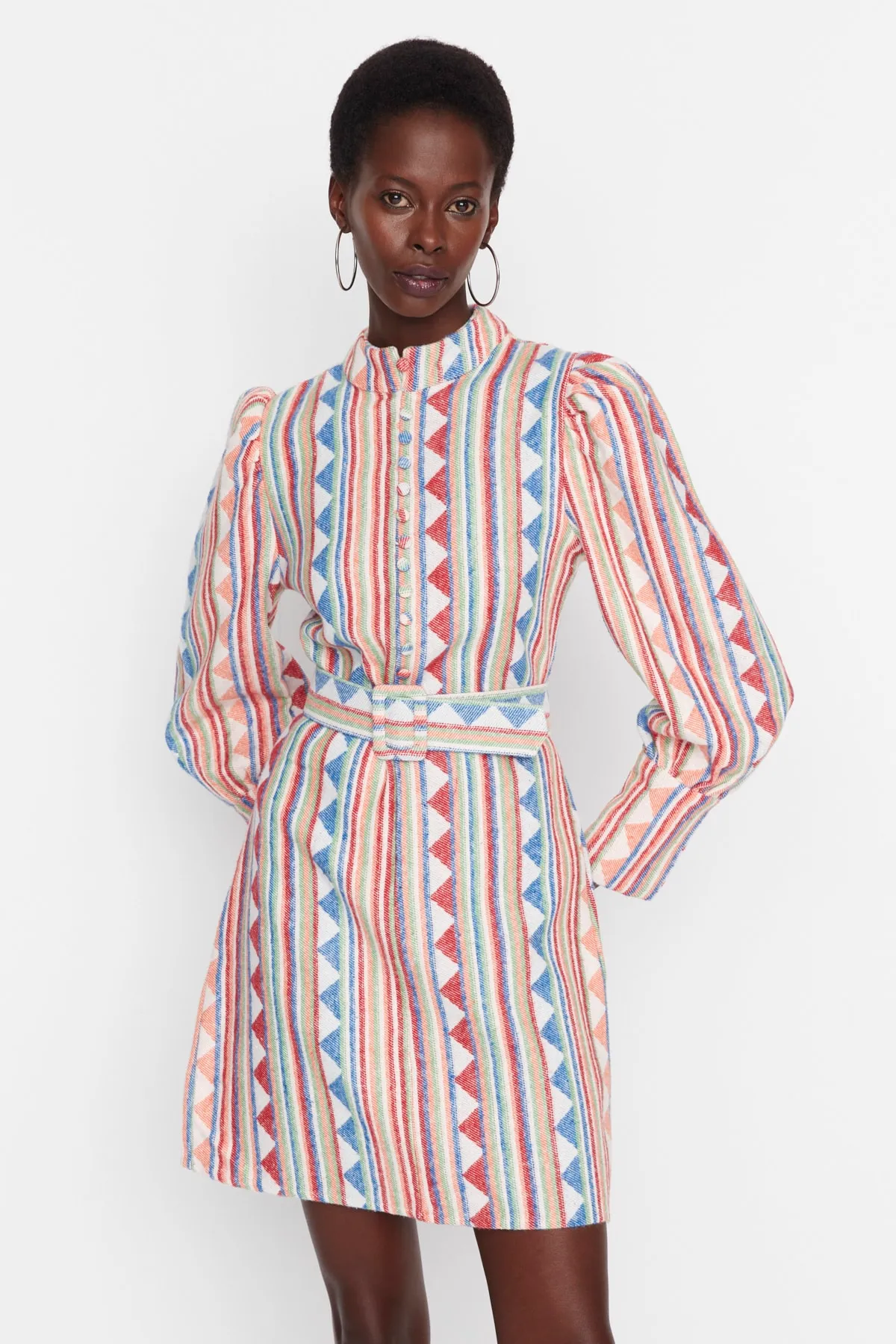 Trendyol Collection  Mehrfarbiges, gewebtes Kleid mit Ballonärmeln und Gürtel TWOAW22EL0741