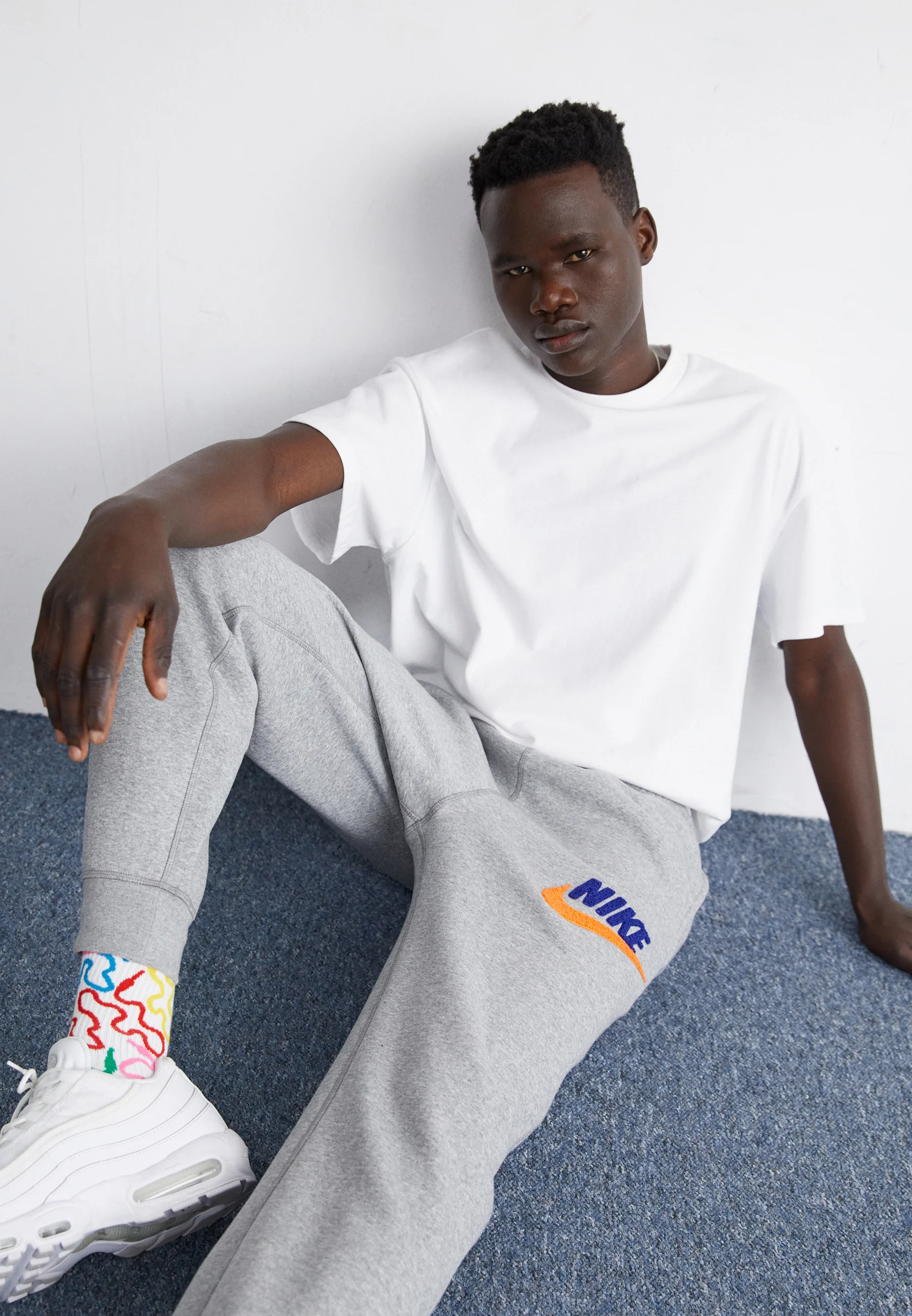 Nike Sportswear CLUB JOGGER - Pantalones de chándal