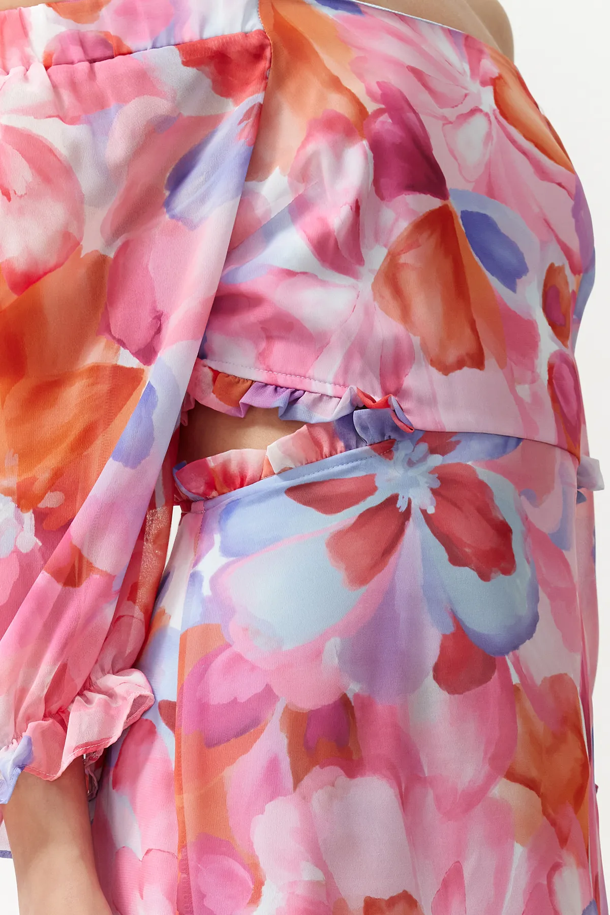 Trendyol Collection  Rosa geblümtes A-Linien-/Glockenkleid aus Chiffon mit Carmen-Kragen, gefüttertes Maxikleid aus Webstoff TWOSS23EL02422
