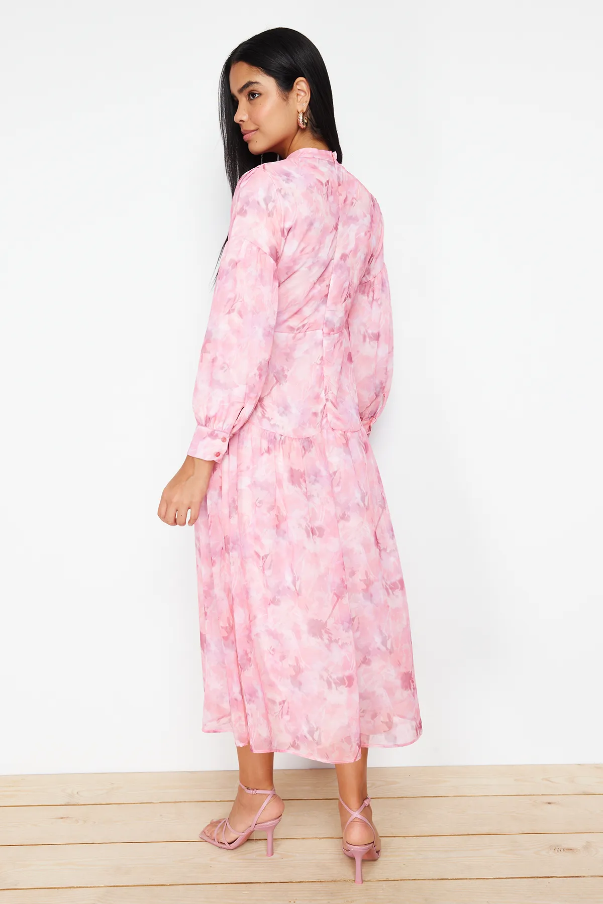 Trendyol Modest  Rosa gefüttertes, gewebtes Kleid mit Blumenmuster und Gürtel TCTSS24EB00075