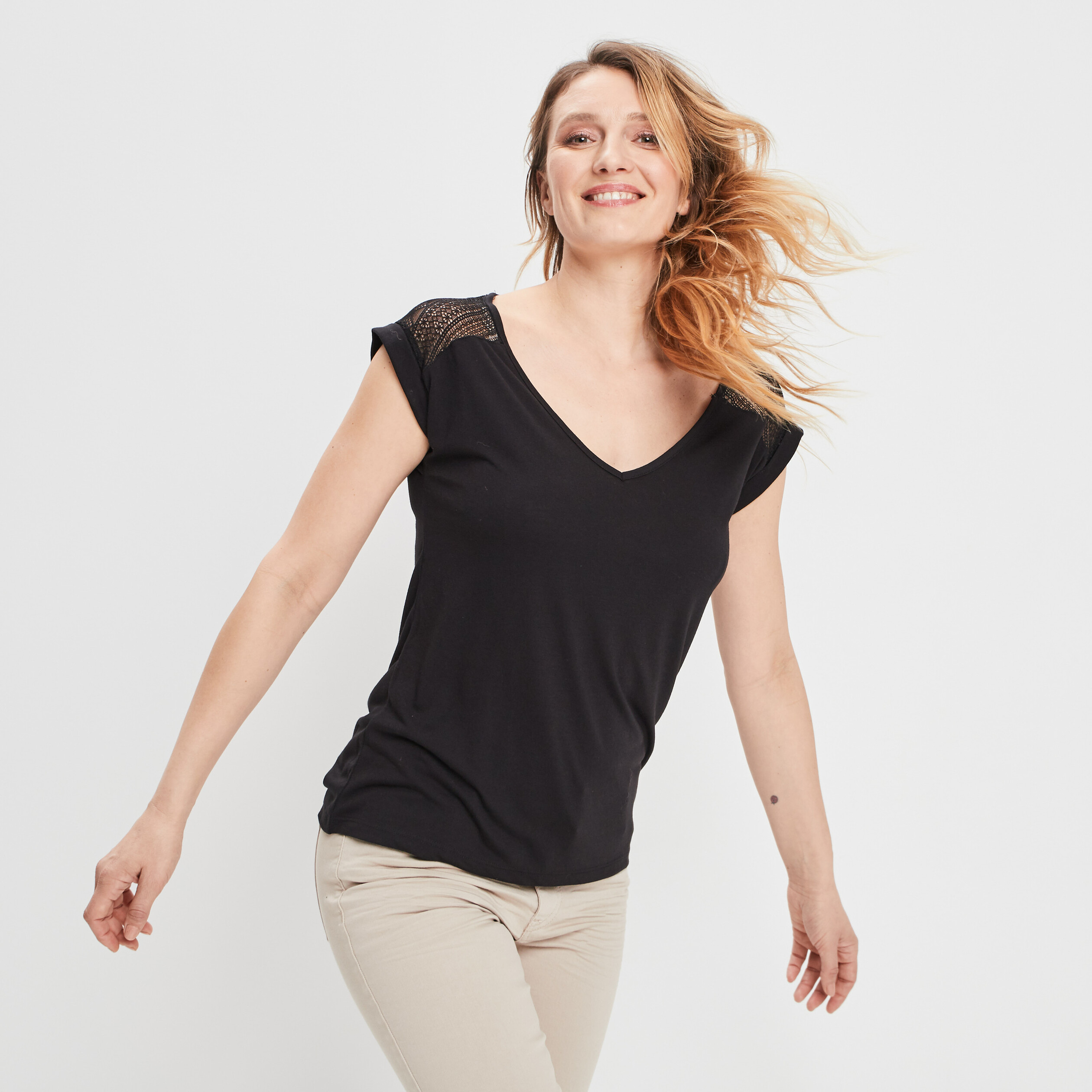 T-shirt empiècements dentelle épaules noir femme | La Halle