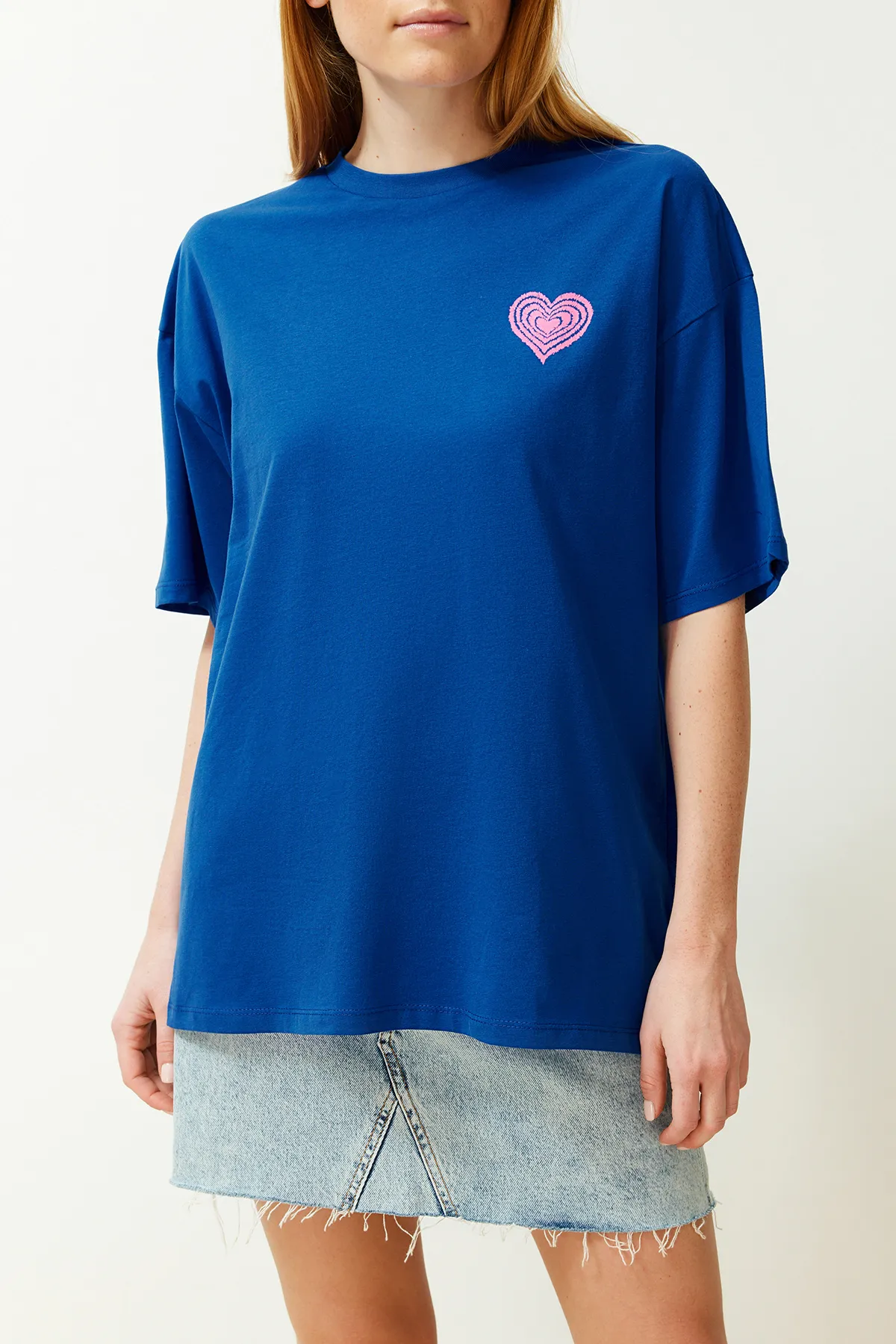 Trendyol Collection  Saks Strick-T-Shirt aus 100 % Baumwolle mit Prägung auf der Vorder- und Rückseite in Übergröße/weitem Muster TWOSS23TS00355