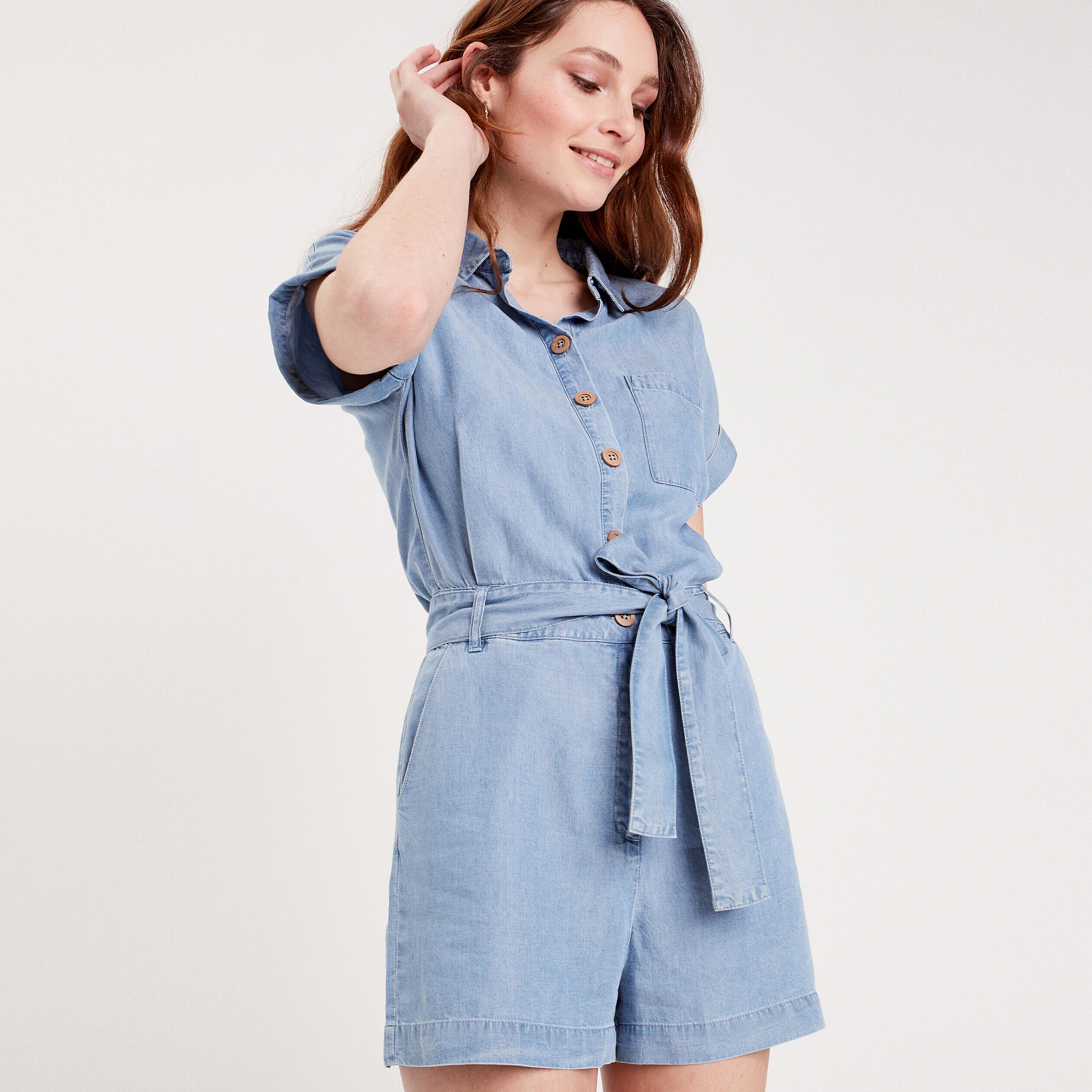 Combishort boutonnée à ceinture denim bleach femme | Cache Cache
