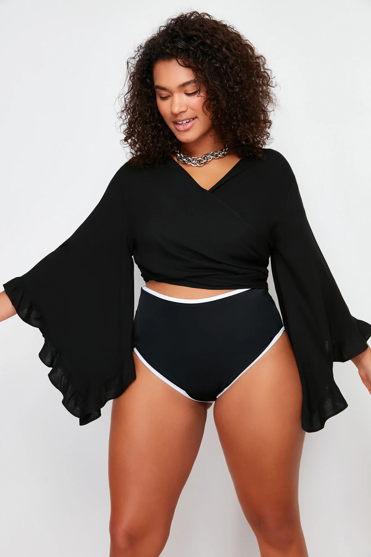 Trendyol Curve  Schwarze kurze Bluse mit gewebtem Volant TBBSS24AF00071