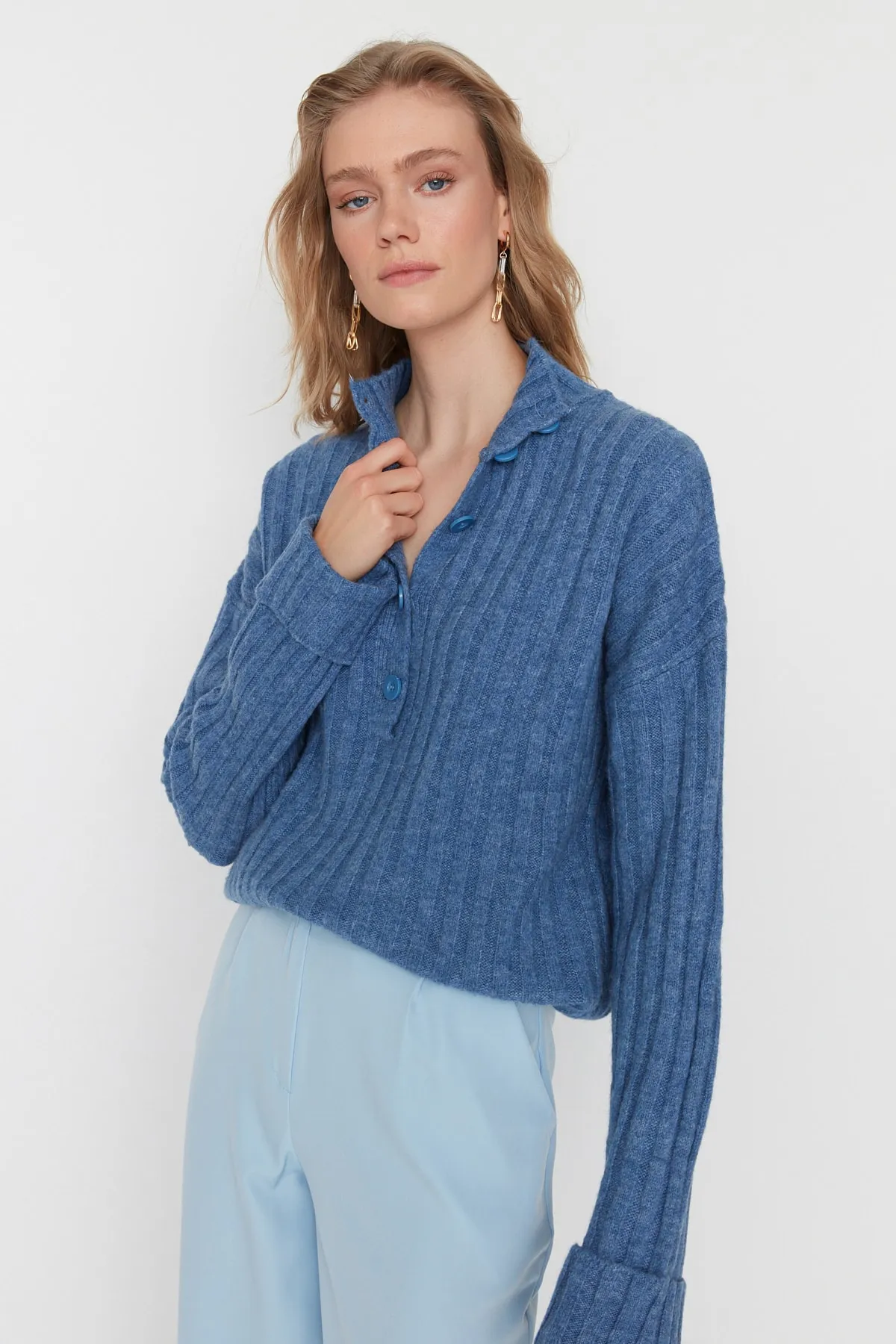 Trendyol Collection  Blauer, weich strukturierter Strickpullover mit Stehkragen und weiter Passform TWOAW21KZ0783