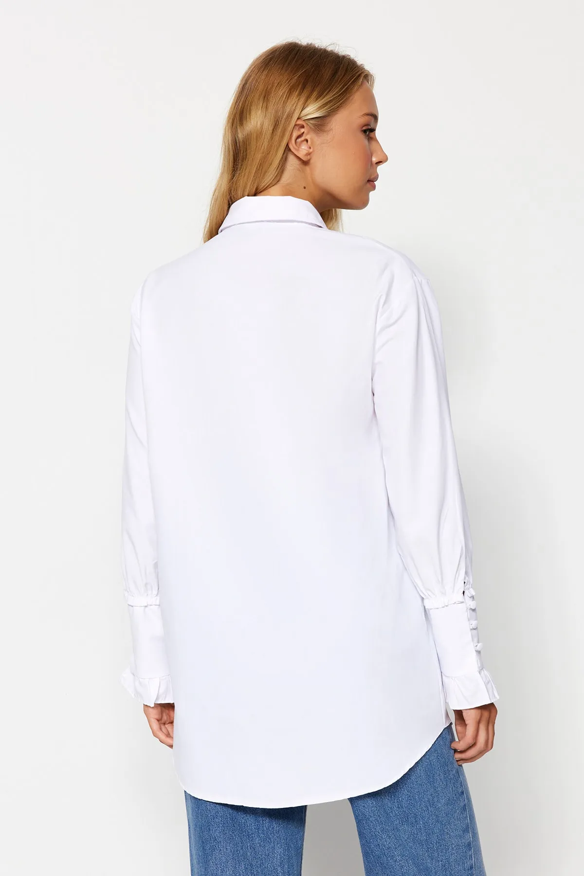 Trendyol Modest  Weißes Hemd aus gewebter Baumwolle mit Rüschendetail TCTAW24TG00016