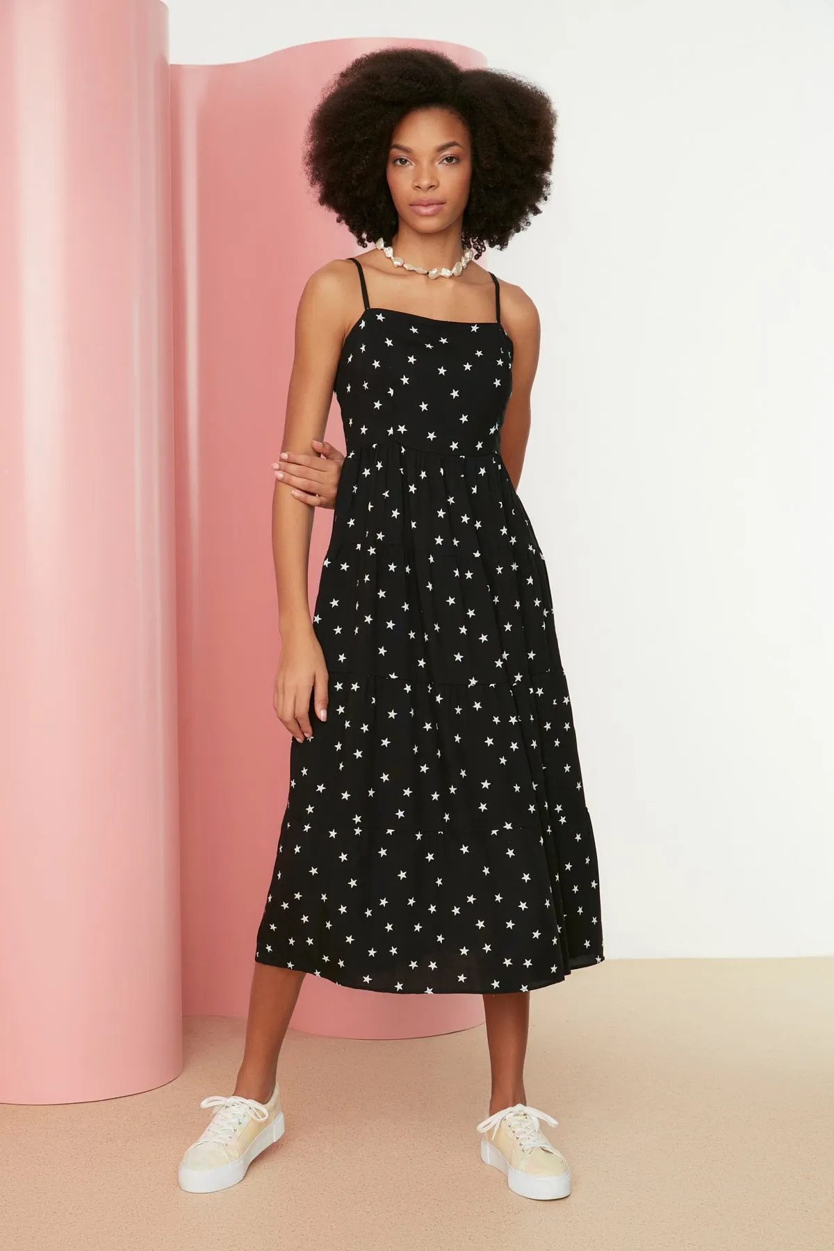 Trendyol Collection  Schwarzes A-Linien-Kleid mit Blumenmuster und Trägern aus Webstoff TWOSS21EL1341