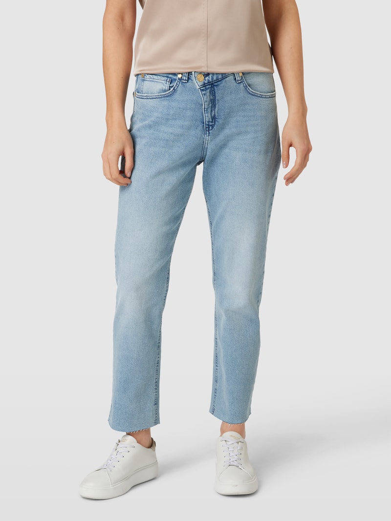 Jeans mit Label-Patch Modell 'CRISSCROSS' in hellblau
