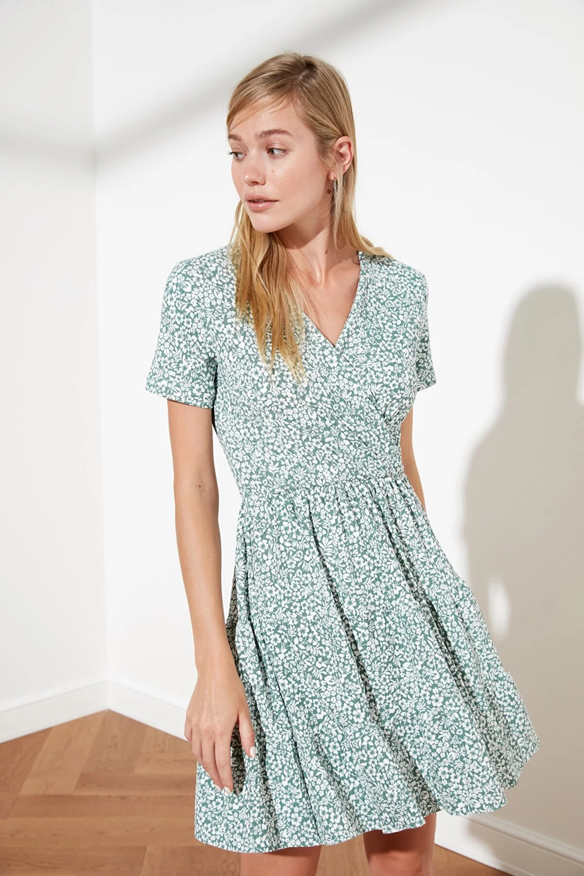 Trendyol Collection  Grünes Strickkleid mit V-Ausschnitt