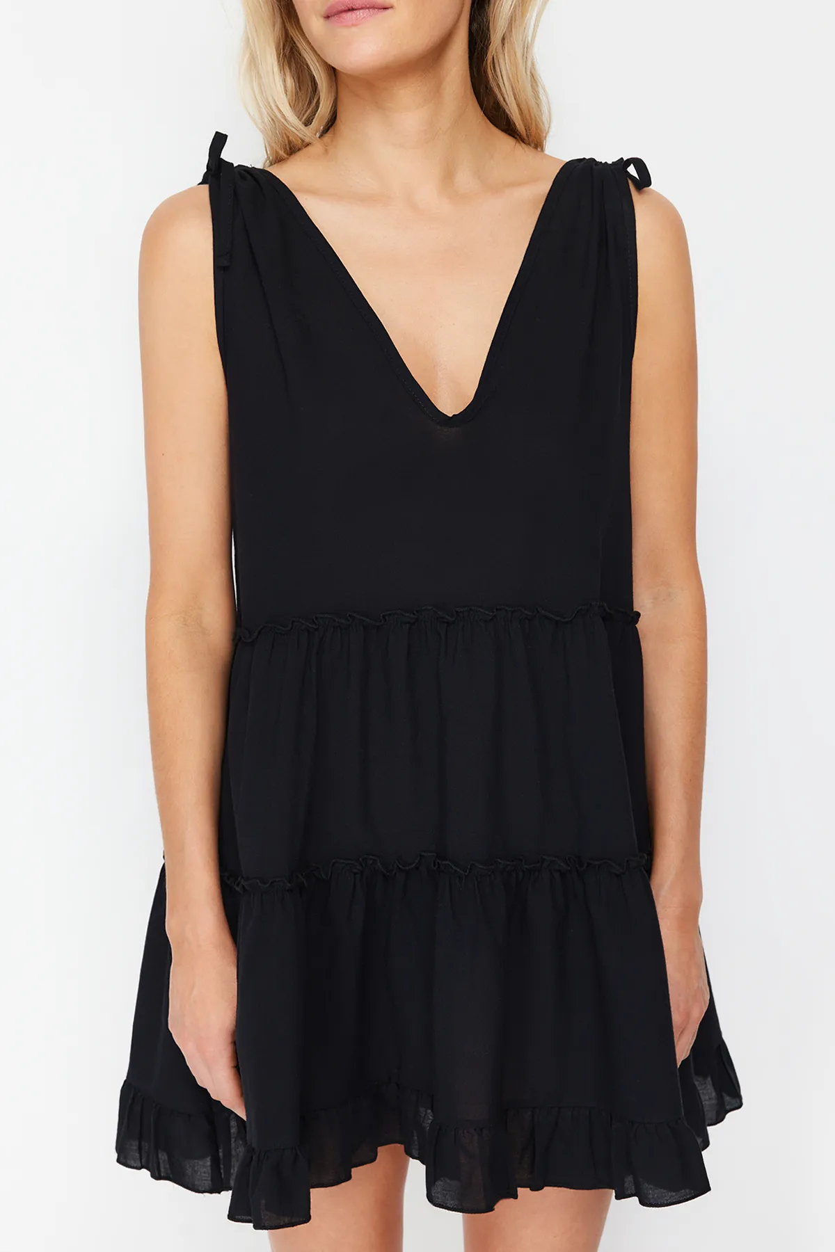 Trendyol Collection  Schwarzes, weit geschnittenes Mini-Strandkleid mit gewebten Rüschen aus 100 % Baumwolle TBESS21EL1247