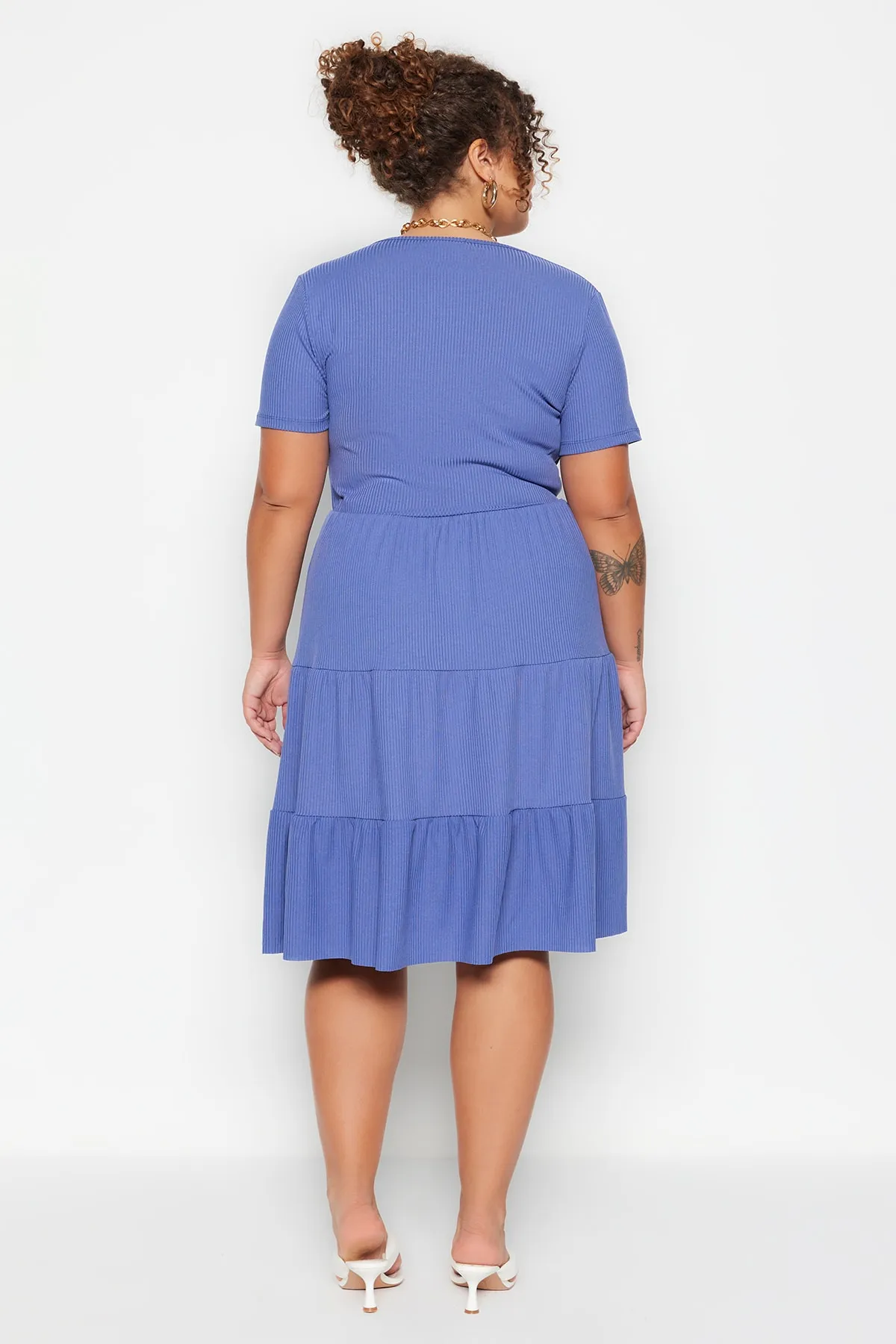 Trendyol Curve  Indigofarbenes Volant-Strickkleid mit V-Ausschnitt TBBSS23AH00030
