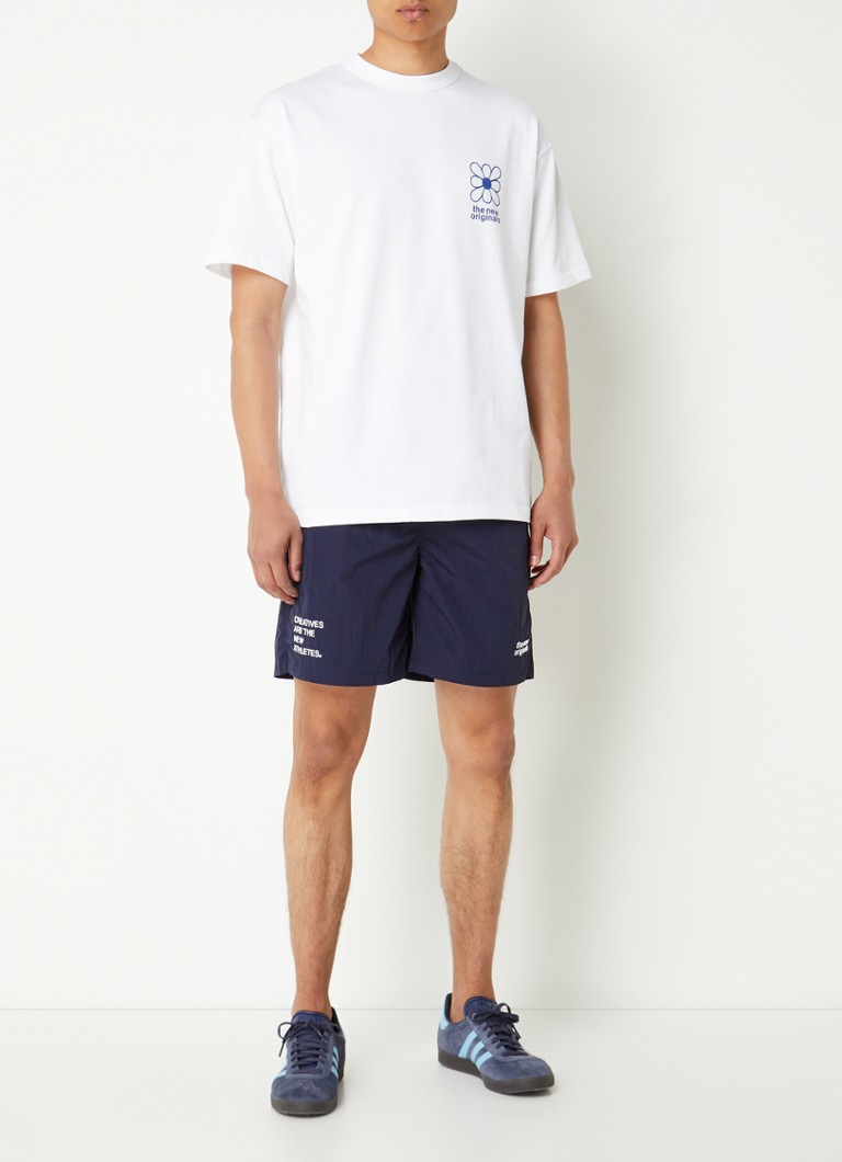 Tricou nou, original Flower Story, cu logo imprimat pe umăr.