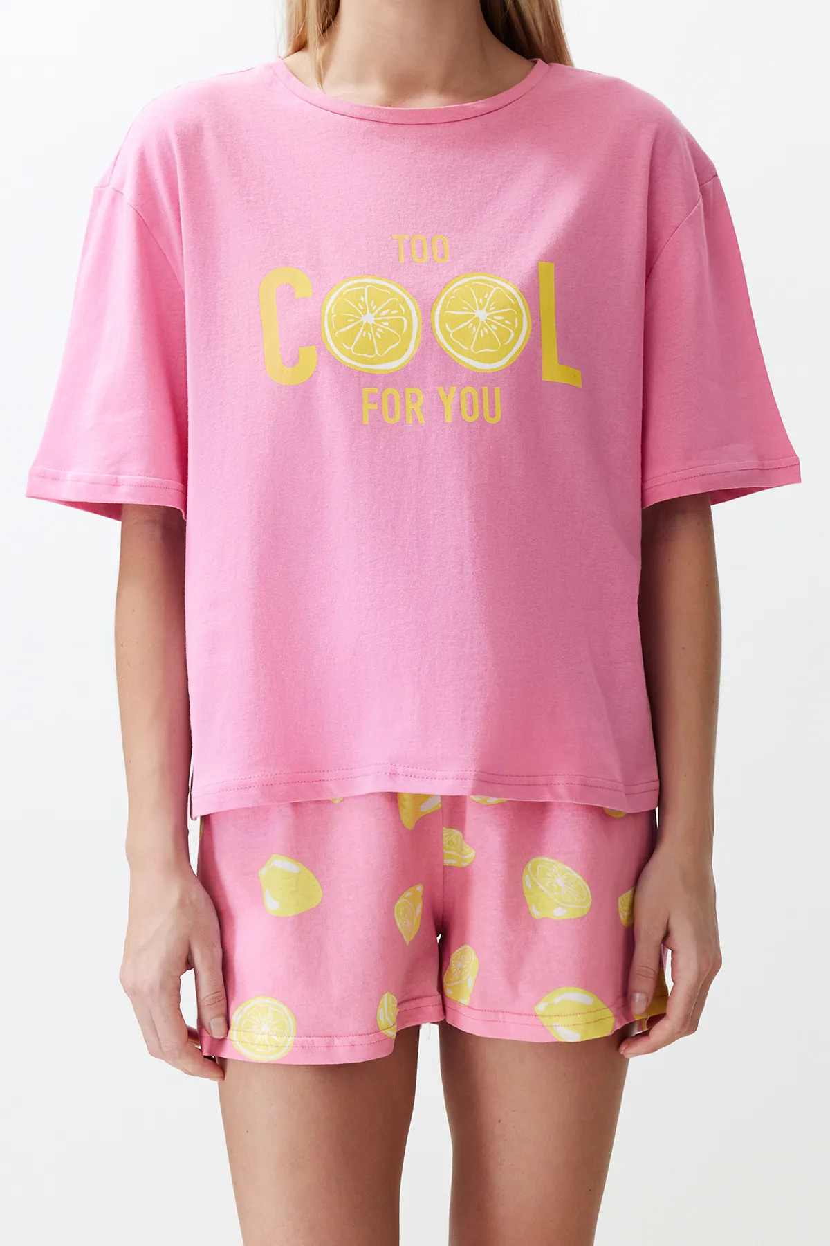 Trendyol Collection  Rosa gestricktes Pyjama-Set aus 100 % Baumwolle mit Slogan Fruit-Print THMSS24PT00226