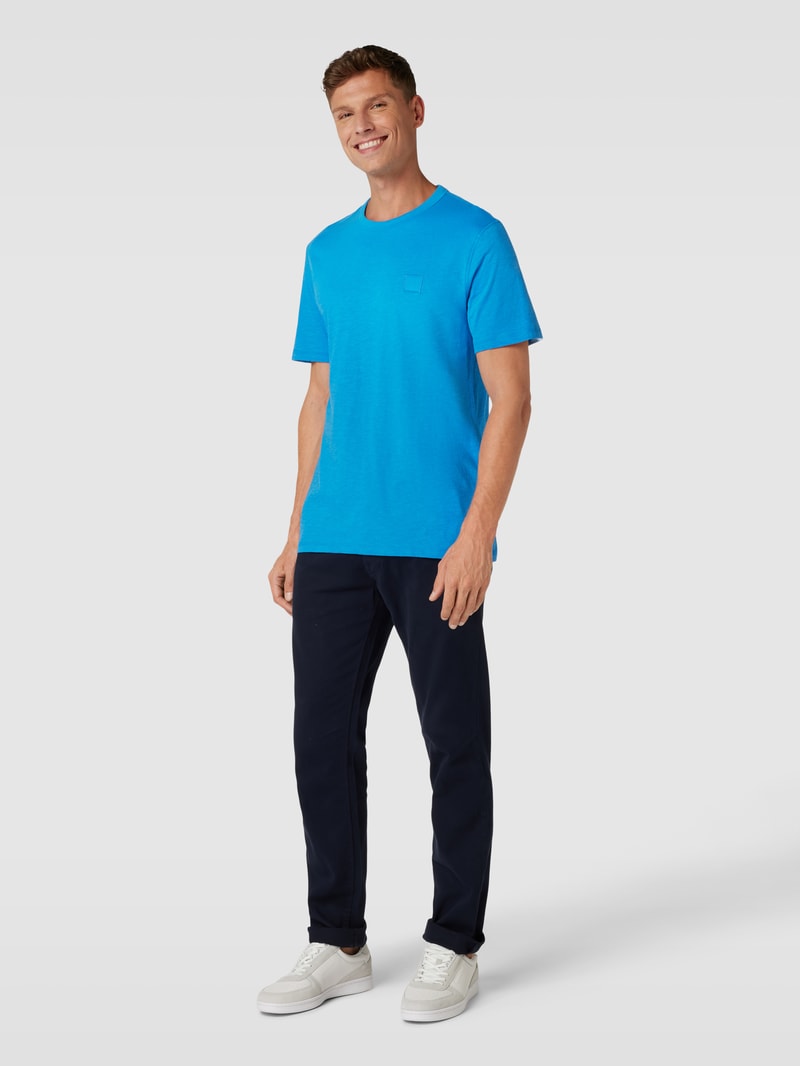 T-Shirt mit Label-Applikation in royalblau