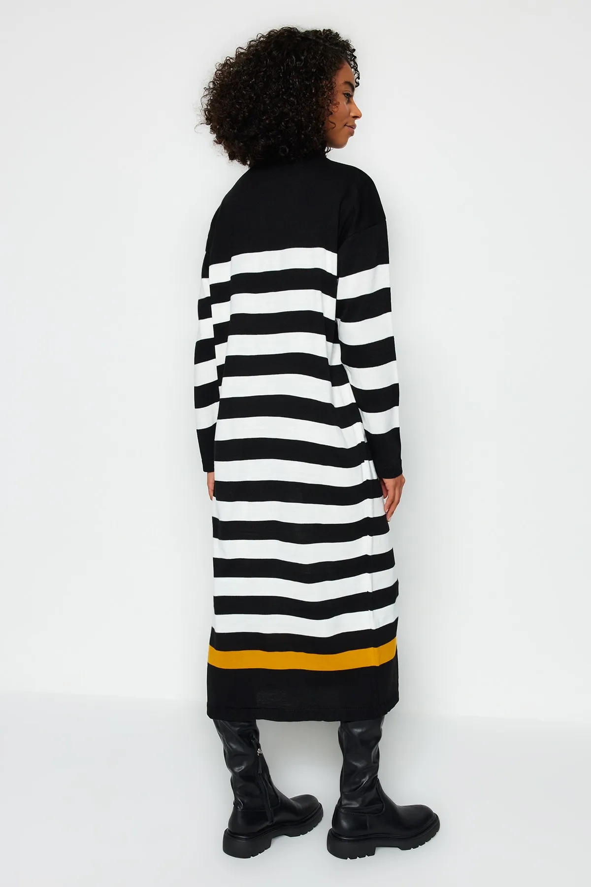 Trendyol Modest  Schwarzes gestreiftes Strickkleid mit Reißverschlussdetail TCTAW24EB00022