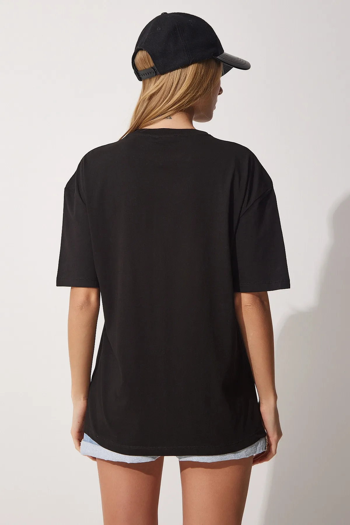 Happiness İstanbul  Schwarzes Oversize-T-Shirt aus Baumwolle mit Herzstickerei für Damen CR00405