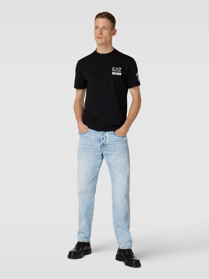 Jeans mit Label-Patch in hellblau