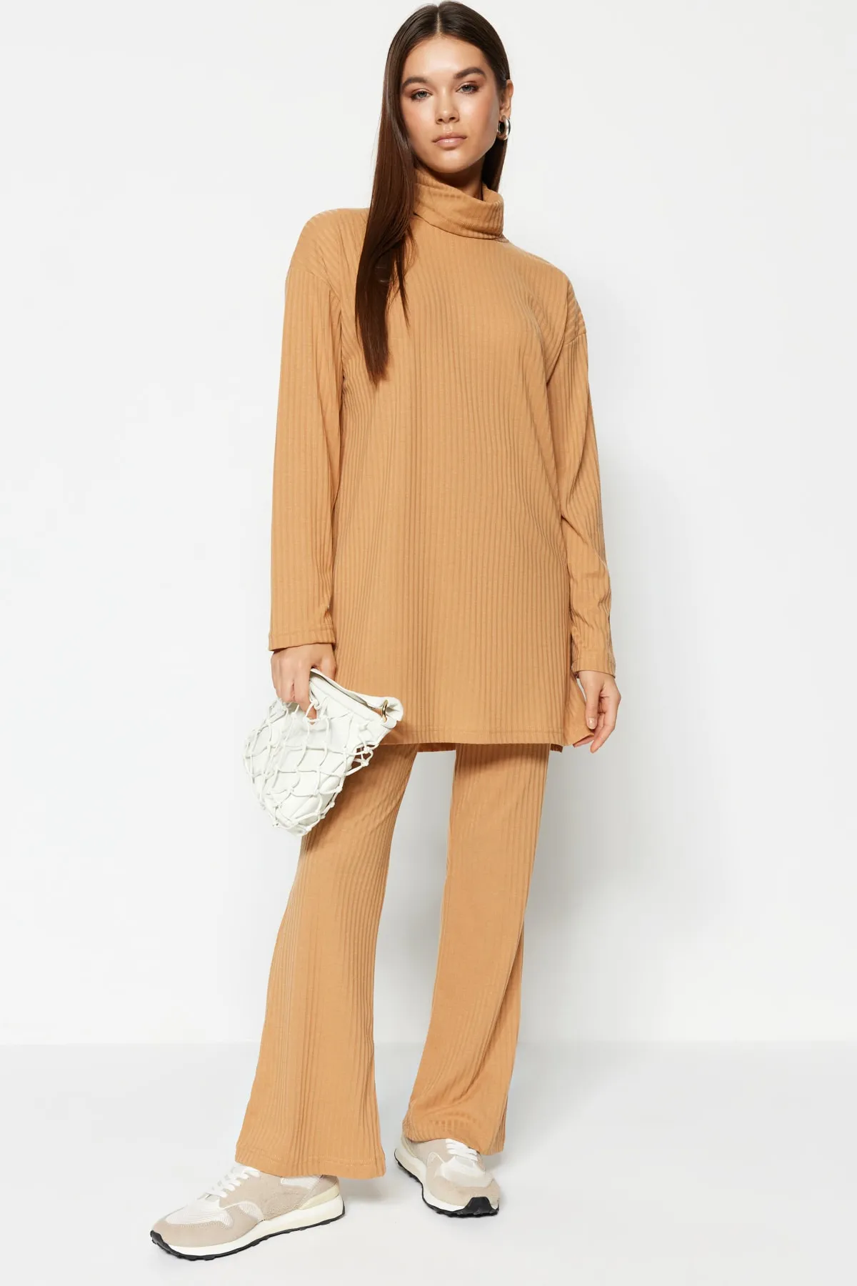 Trendyol Modest  Kamelfarbenes Strickset aus Tunika und Hose mit Rollkragen TCTAW23US00126