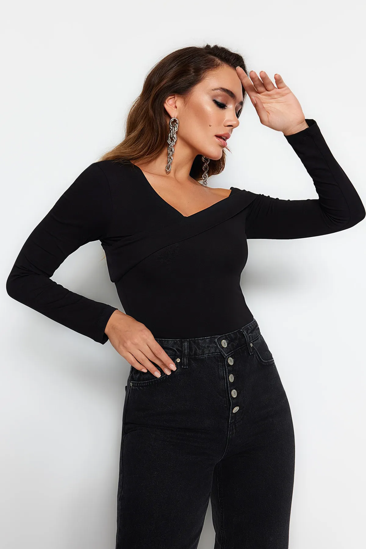 Trendyol Collection  Schwarze, eng anliegende, kurze Strickbluse aus Baumwolle mit dehnbarem Volant TWOAW24BZ00161
