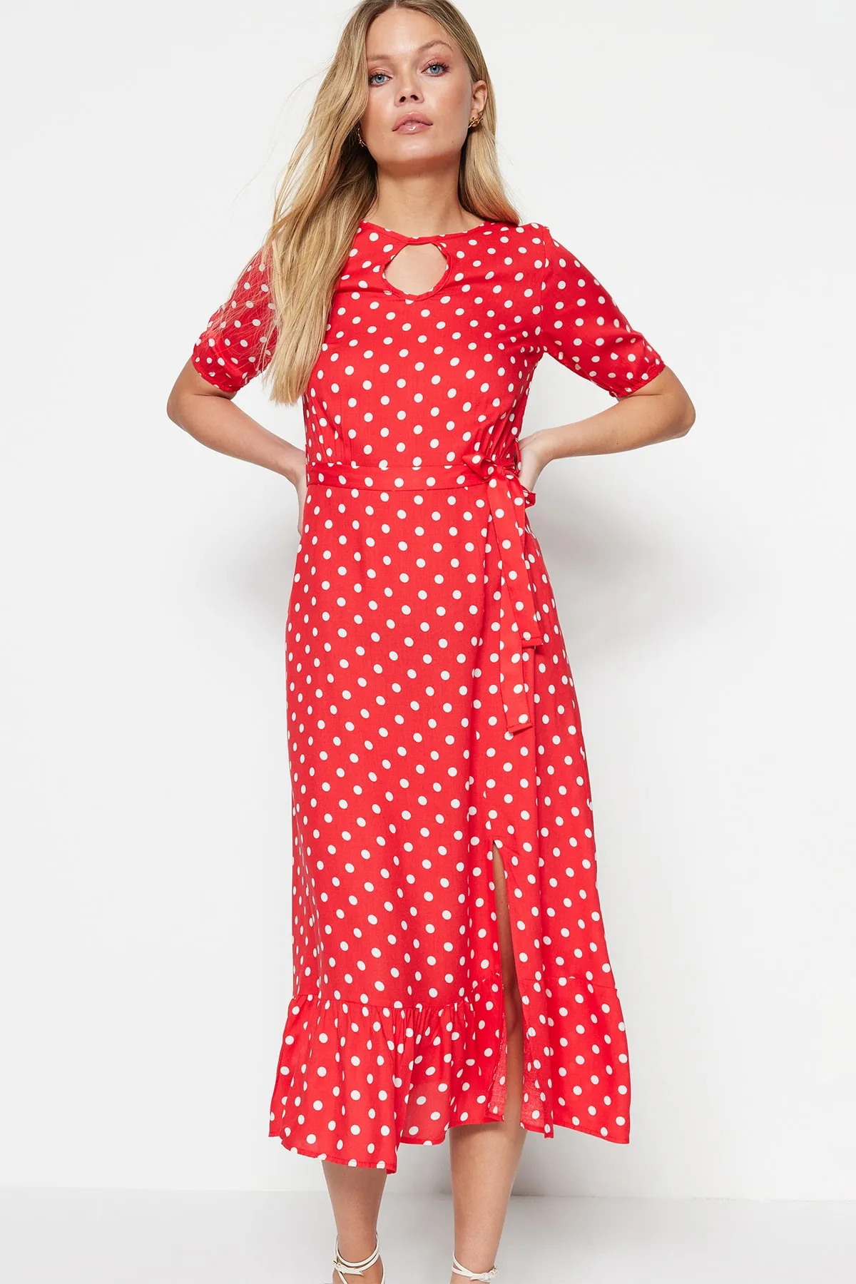 Trendyol Collection  Rotes gepunktetes Midi-Webkleid mit Rundhalsausschnitt und Gürtel TWOSS19XM0064
