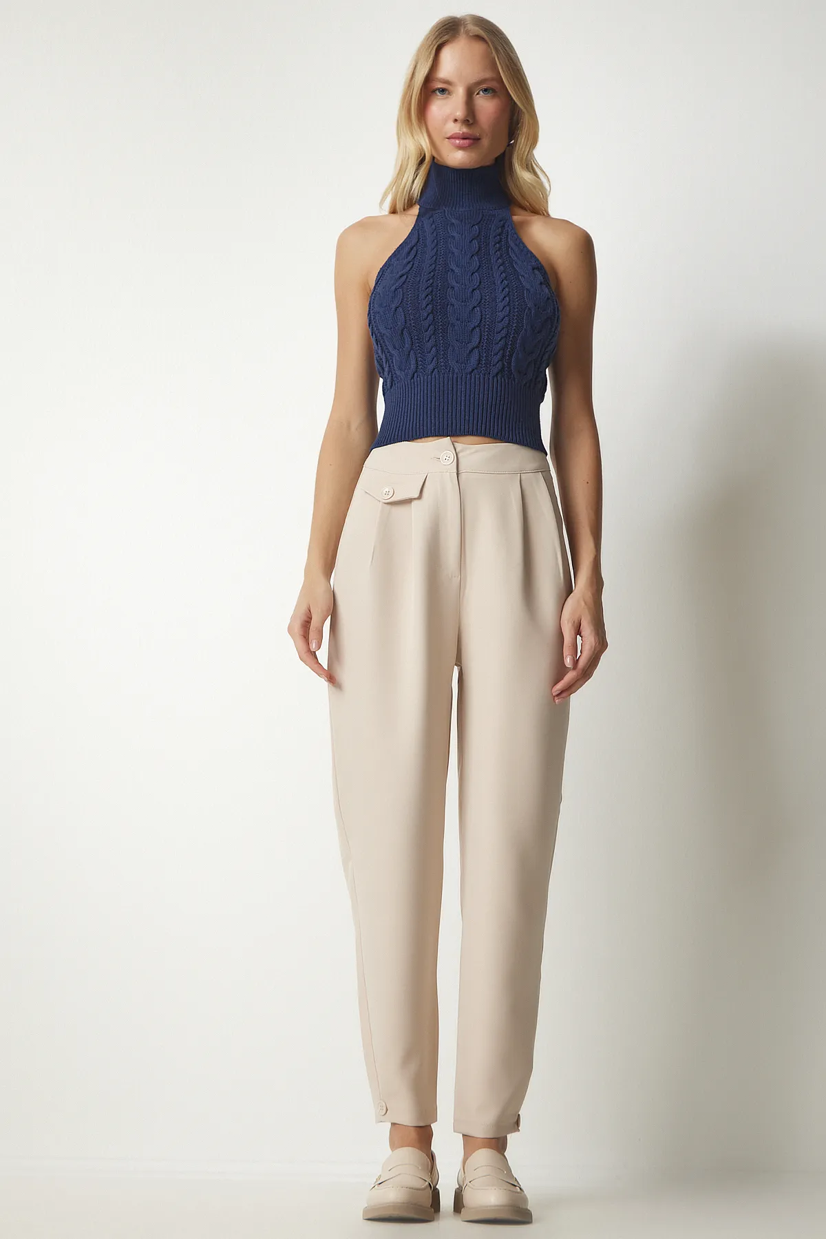Happiness İstanbul  Stilvolle gewebte Damenhose mit Knöpfen in Creme GK00012