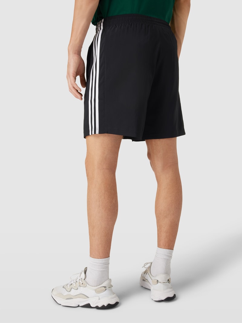 Shorts mit seitlichen Taschen in schwarz