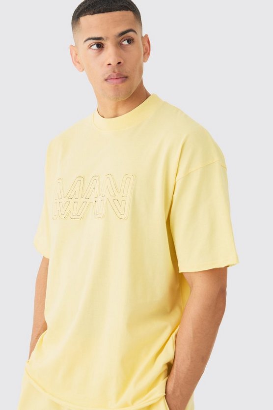 Kastiges zerrissenes Man T-Shirt & Shorts