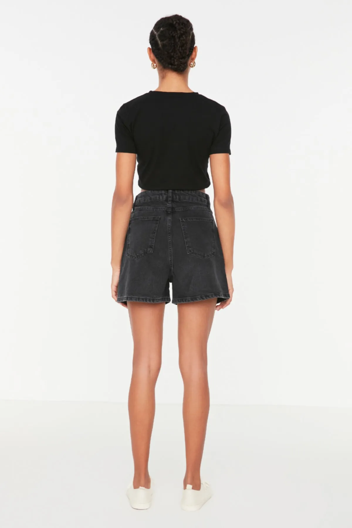 Trendyol Collection  Schwarze, nachhaltigere Denim-Shorts mit Falten TWOSS20SR0129