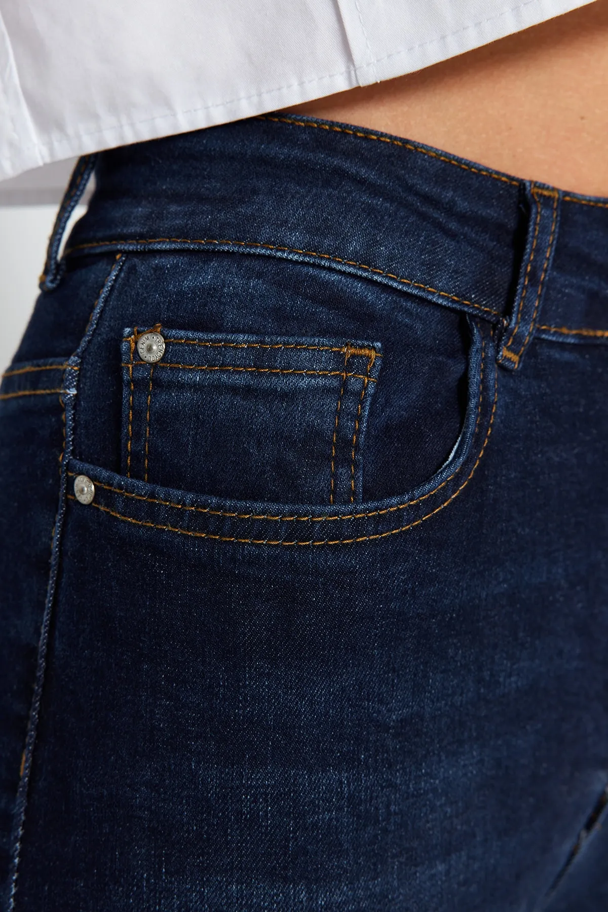 Trendyol Collection  Dunkelblaue Skinny Jeans mit normaler Taille TWOAW24JE00172