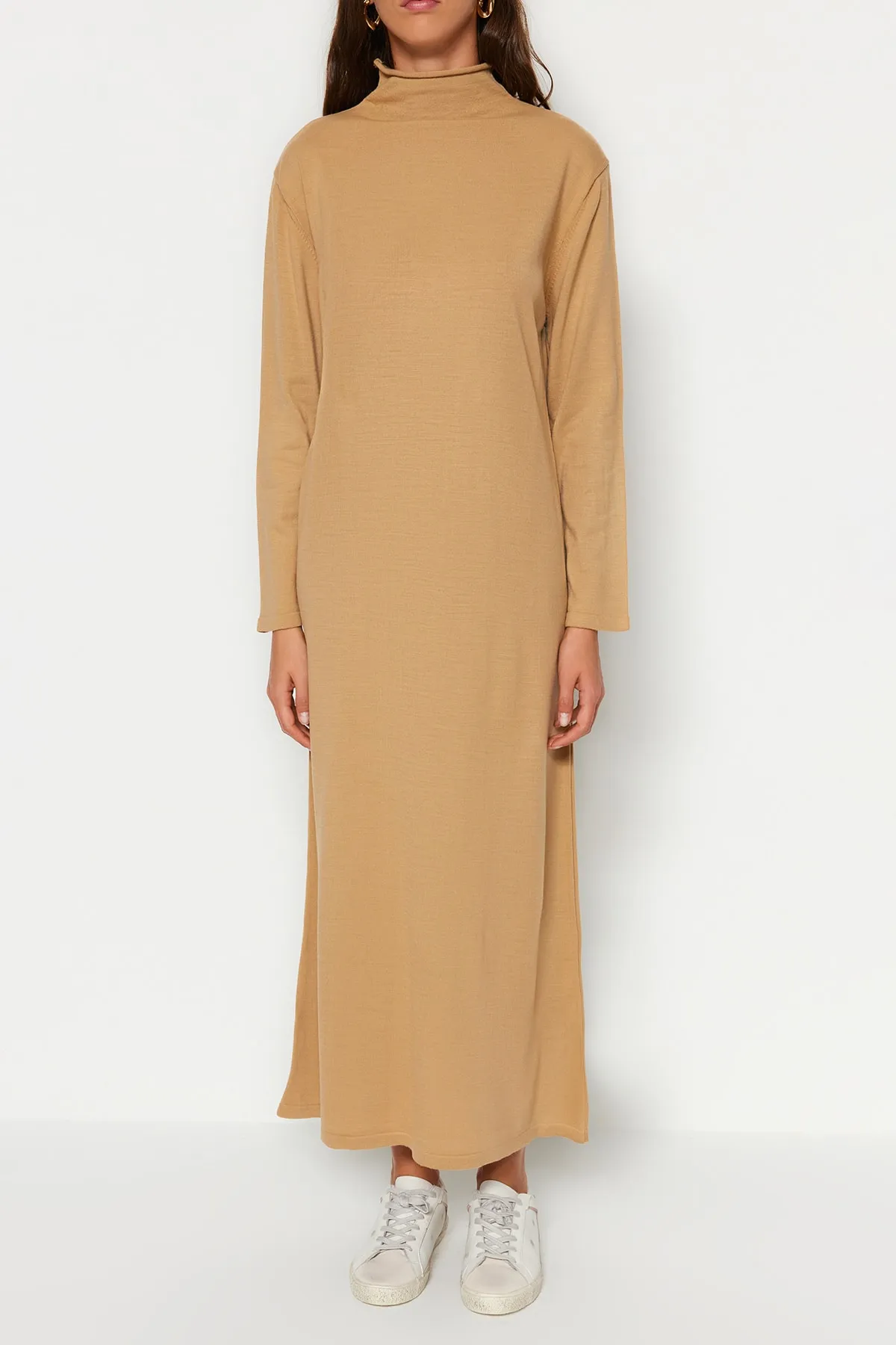 Trendyol Modest  Kamelfarbenes Strickkleid mit Rollkragen TCTAW23EB00001
