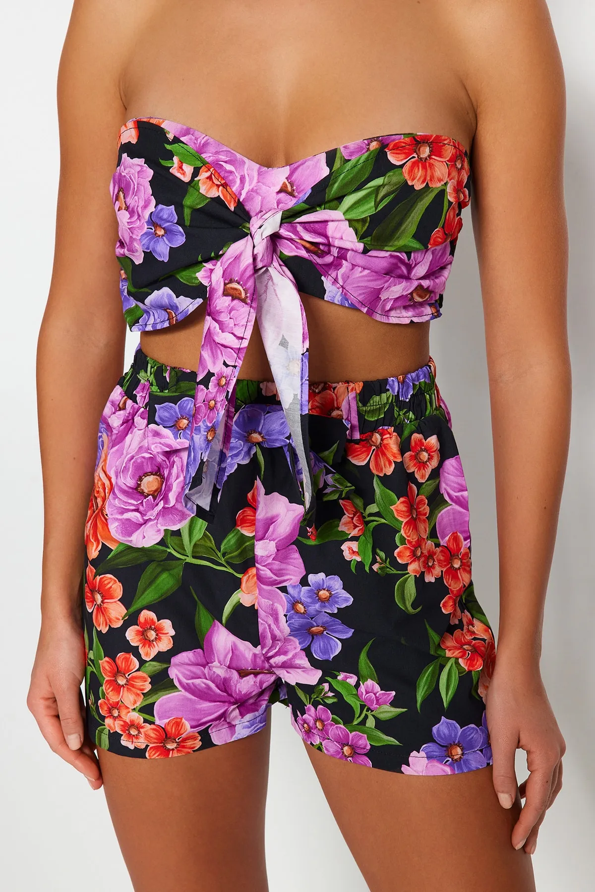 Trendyol Collection  Set aus Bluse und Shorts aus 100 % Baumwolle mit Blumenmuster und Webmuster TBESS23AU00142