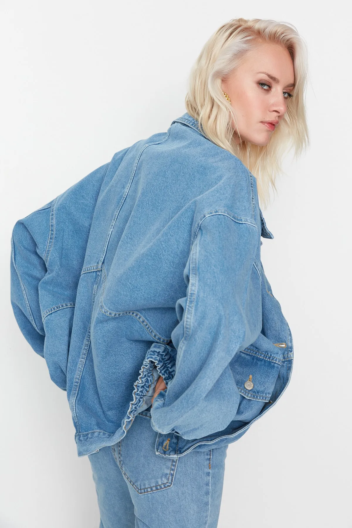 Trendyol Collection  Blaue Oversize-Jeansjacke mit Taschendetail TWOSS21CE0289