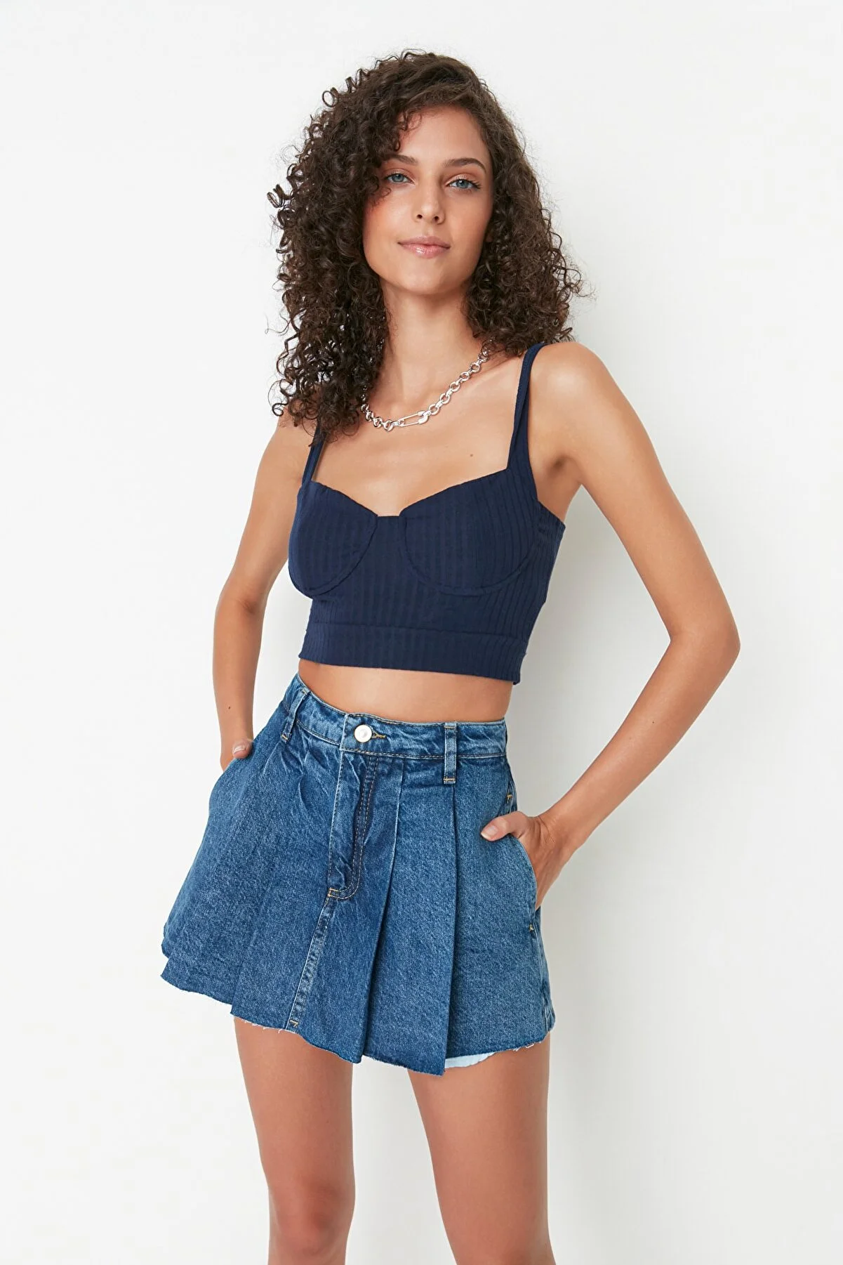 Trendyol Collection  Blauer, plissierter Denim-Shortsrock mit normaler Taille TWOSS22SR00163