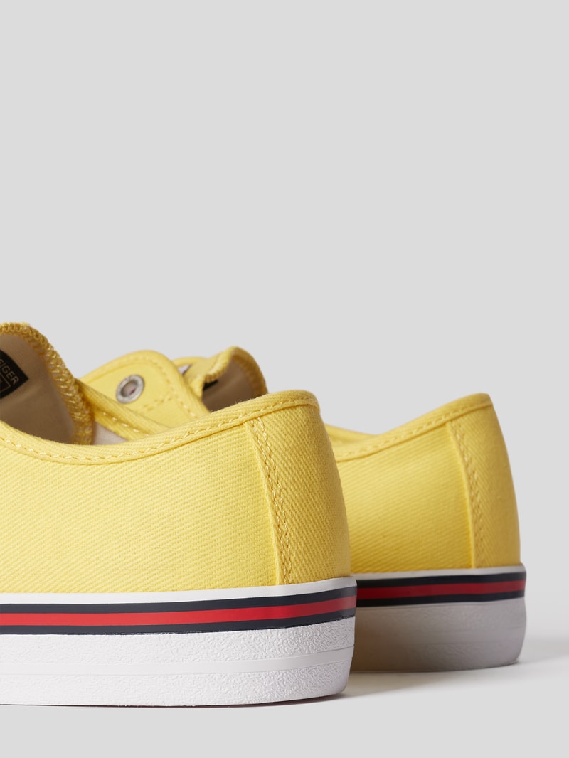Sneaker mit Logo-Detail in hellgelb