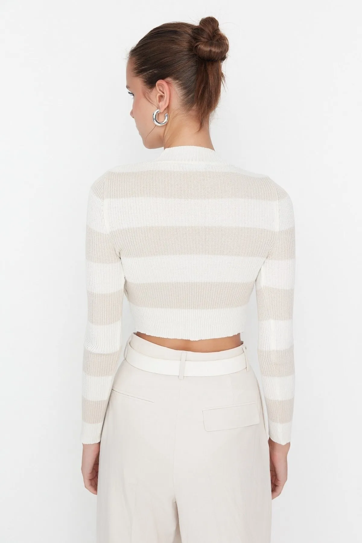 Trendyol Collection  Ecrufarbener, kurzer Strickpullover aus Baumwolle mit Streifen TWOAW20KZ0255