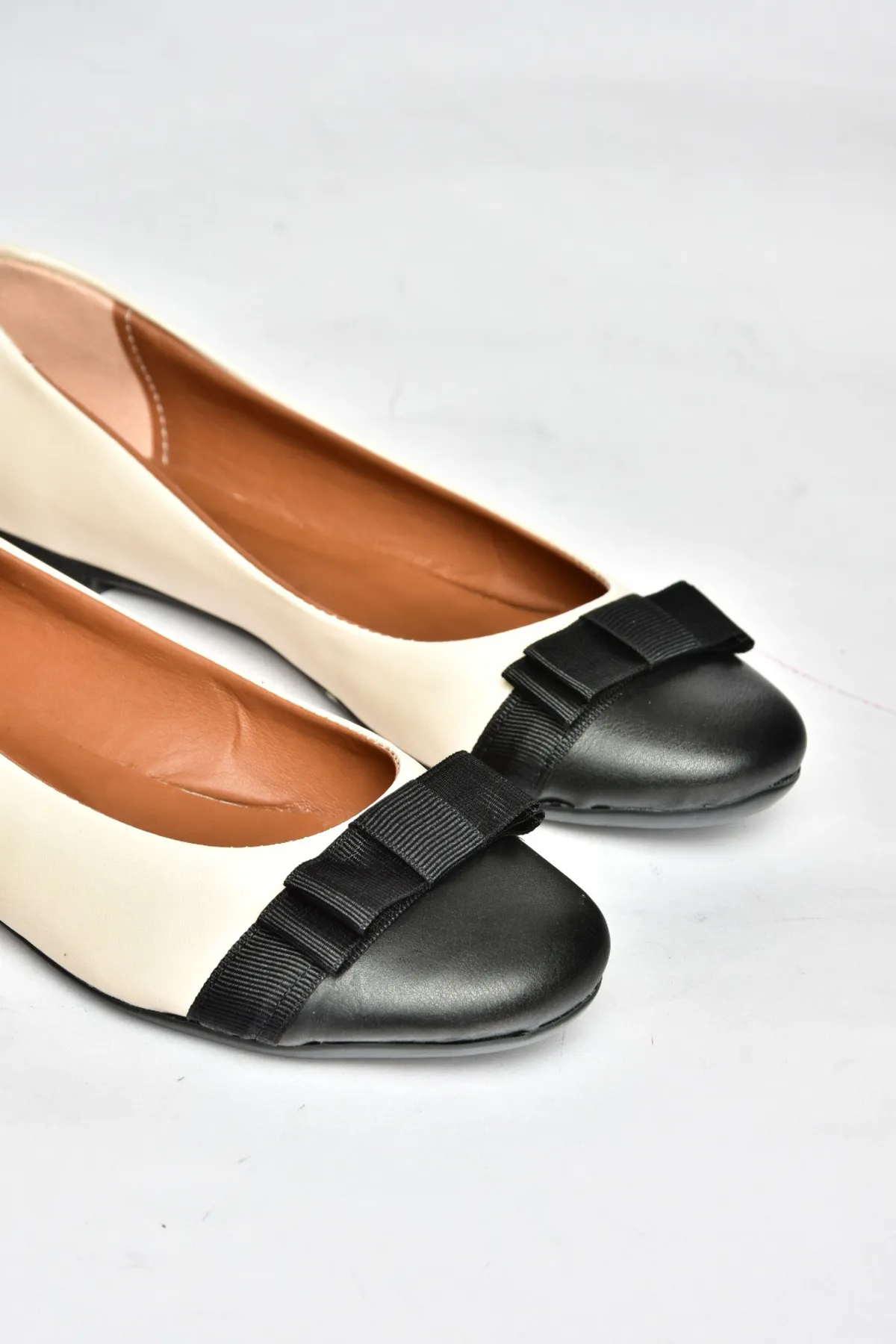 Fox Shoes  Flache Damenschuhe in Haut/Schwarz D726019509