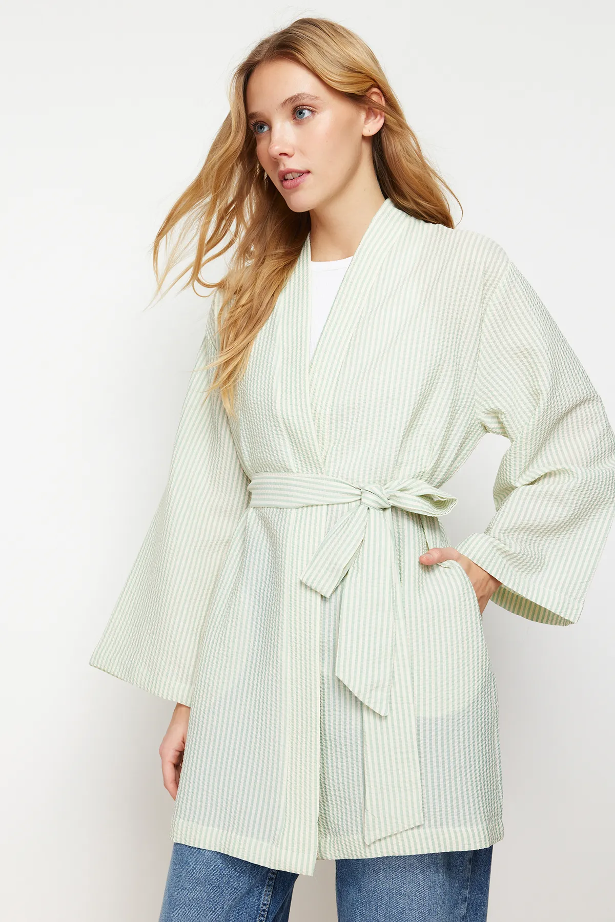 Trendyol Modest  Mintfarbener, gewebter, gestreifter Seersucker-Kimono und -Kaftan mit Gürtel TCTSS23KK00001