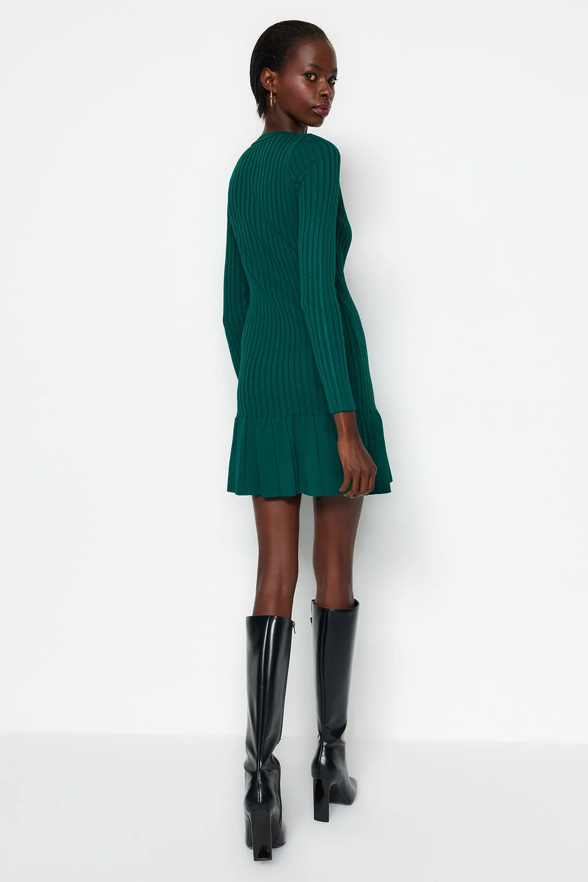 Trendyol Collection  Smaragdgrünes Mini-Strickkleid mit Rundhalsausschnitt TWOAW24EL00013