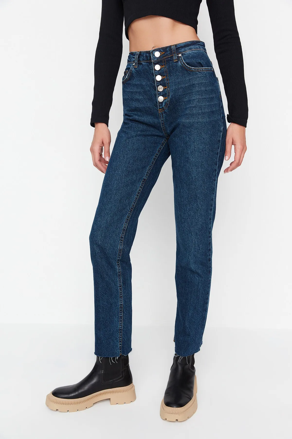 Trendyol Collection  Dunkelblaue Bootcut-Jeans mit hoher Taille und Cut-Outs, vorne geknöpft