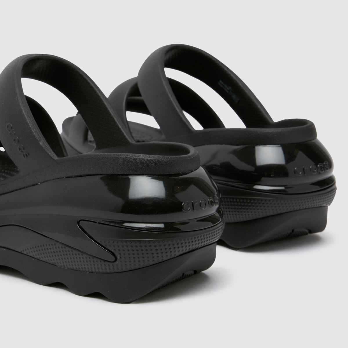Crocs Mega Crush hárompántos szandál fekete színben