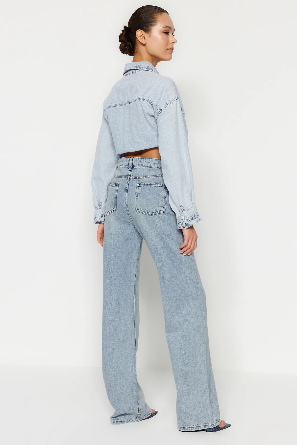 Trendyol Collection  Jeans mit hoher Taille und weitem Bein in blassblauem Vintage-Effekt TWOSS24JE00022