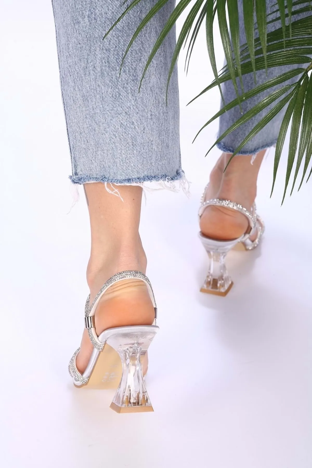Shoeberry  Teyna Silver Satin Ribbed Stone Heeled Hausschuhe und Schuhe für Damen