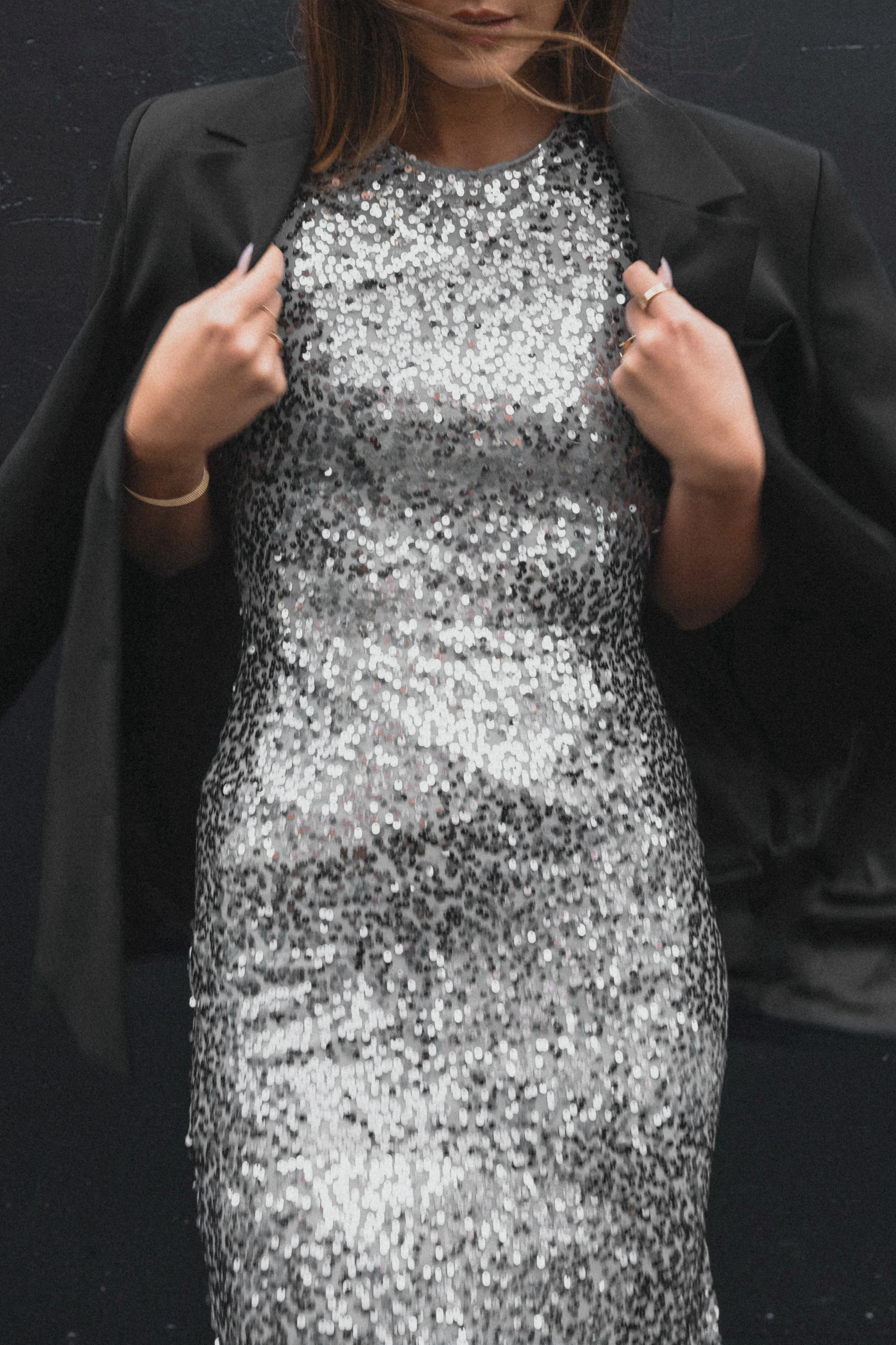 Fließendes Midikleid mit Pailletten